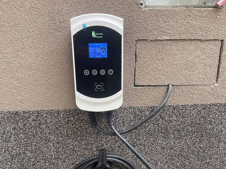 Falra szerelt elektromos autótöltő