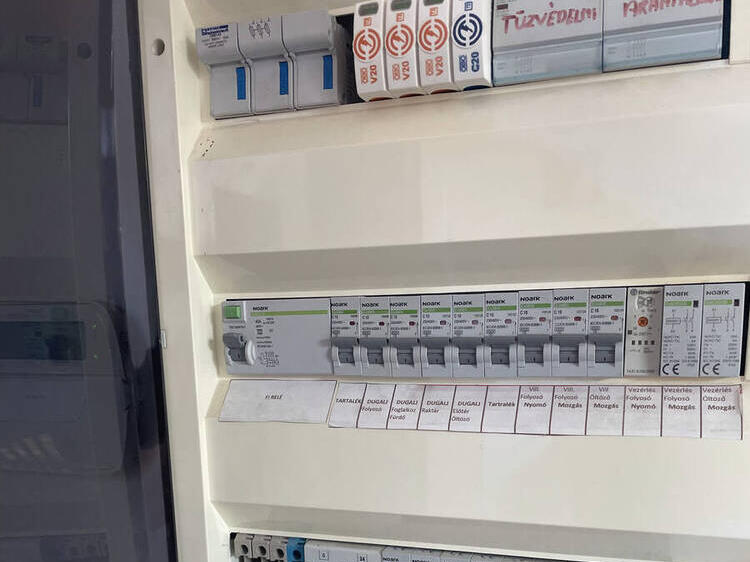 Feliratozott kismegszakítók egy elosztószekrényben