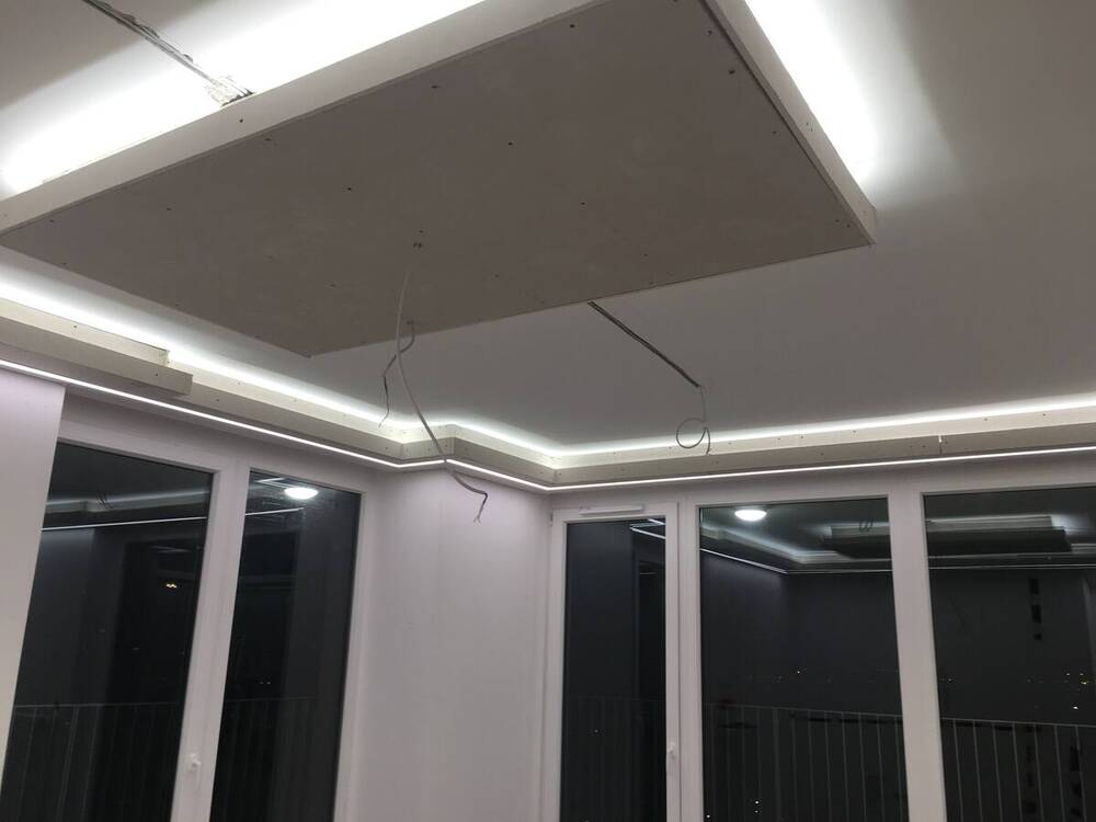 Körbefutó LED-profil egy panorámás nappaliban