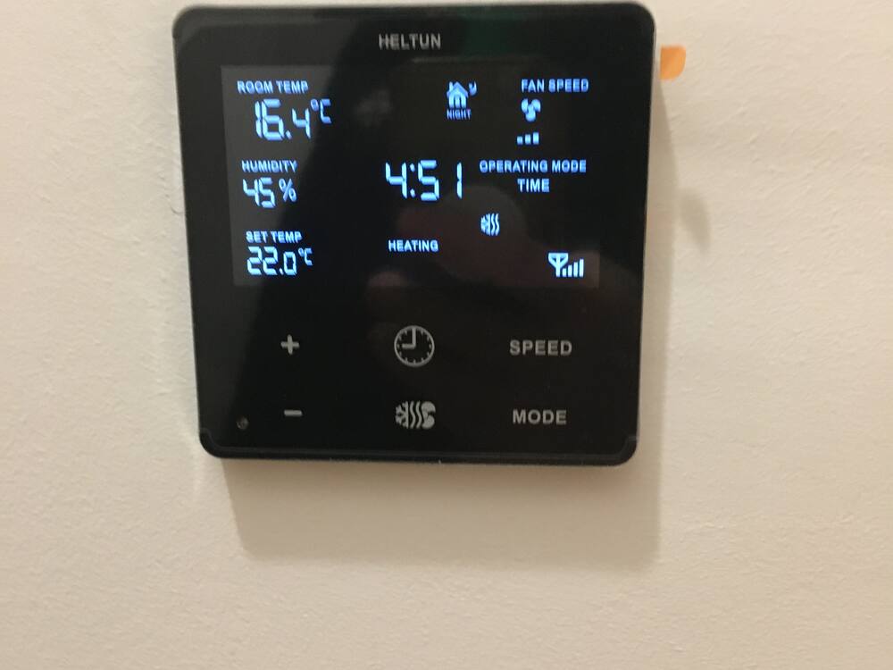 Okos termosztát érintőpanel a falon
